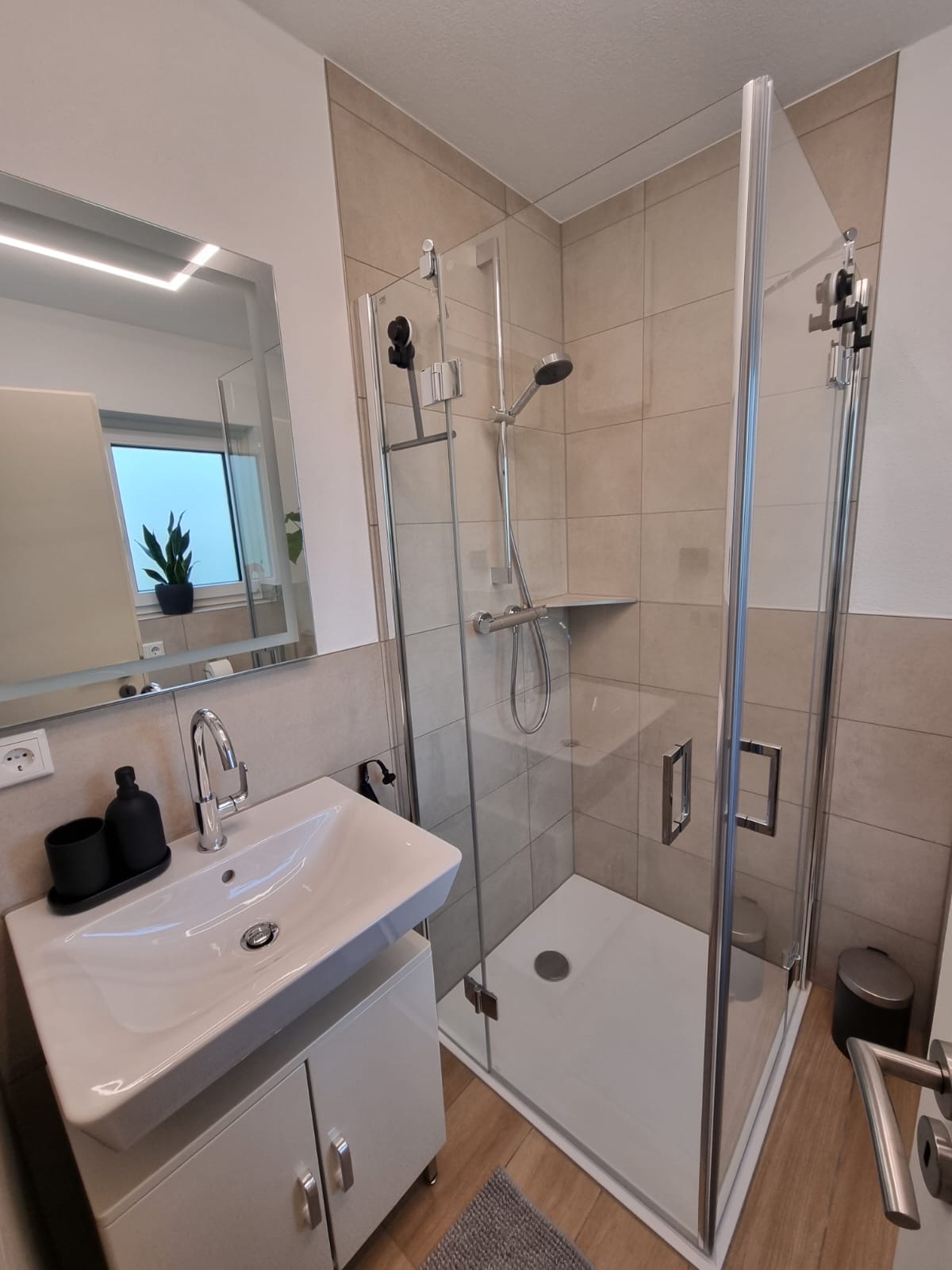 Modernes Bad mit Dusche