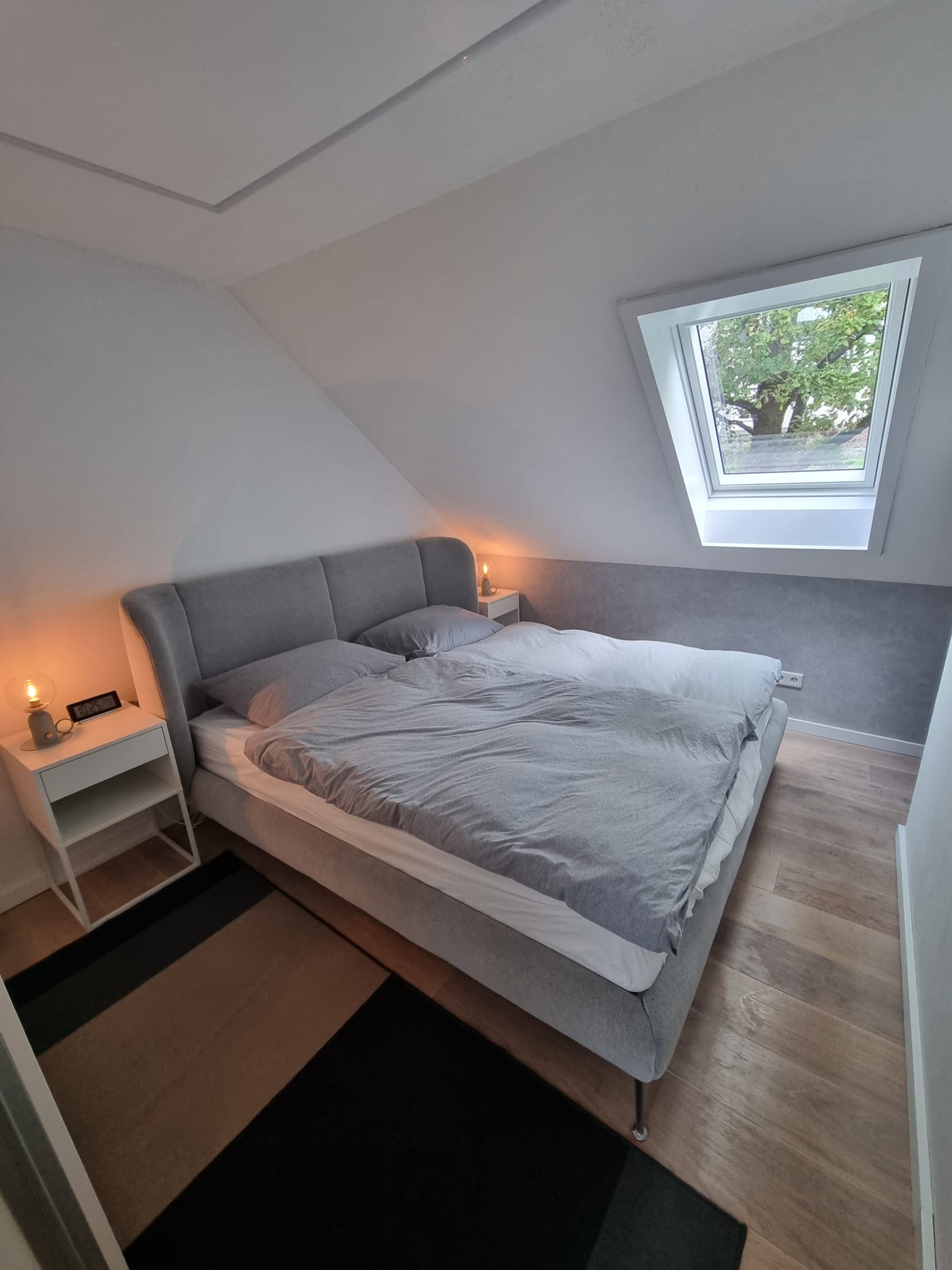Schlafzimmer mit Doppelbett
